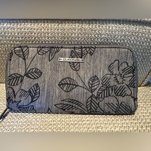 Dakine Black and Gray Leaf Pattern Wallet